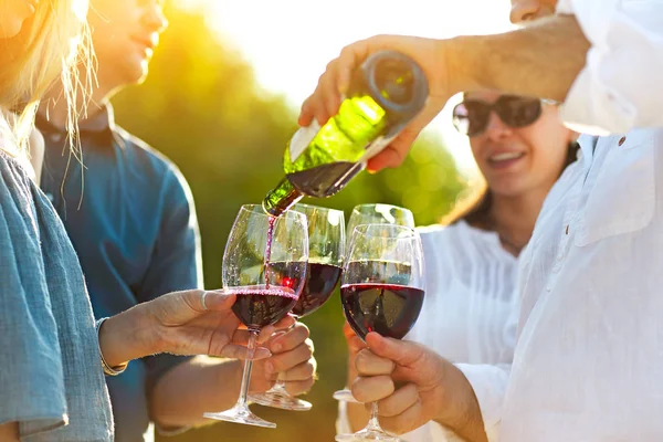 在葡萄酒户外派对的人 葡萄酒节 把红酒倒入酒杯的人 — 图库照片