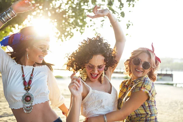 Happy Slim Tan Women Dancing Beach Sunset Travel Happiness Concept — Stock Photo, Image