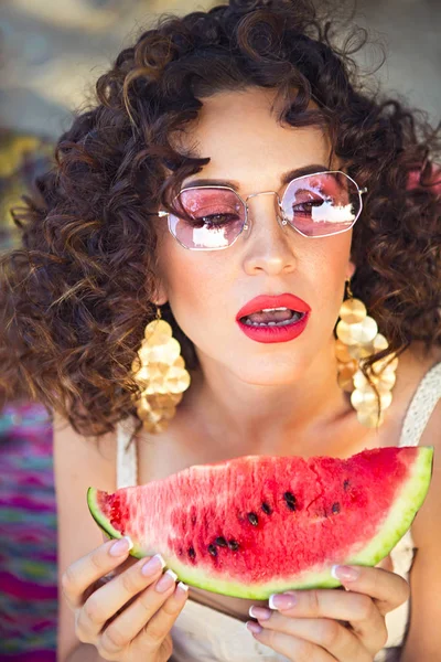 Beauty Smiling Curly Woman Wearing Pink Sunglasses Eating Watermelon Beach — Stock Photo, Image