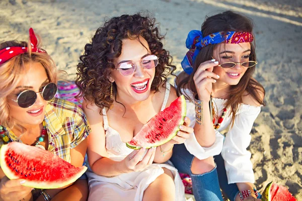 Kvinnliga Vänner Äta Vattenmelon Stranden — Stockfoto