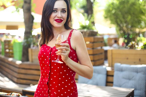 Close Retrato Mulher Morena Vestindo Bolinhas Vestido Tendo Vinho Restaurante — Fotografia de Stock