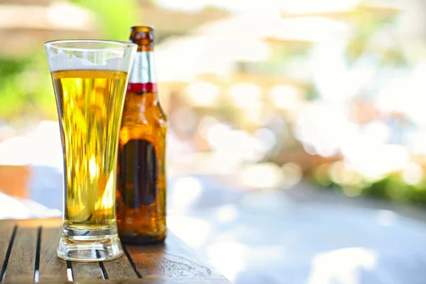 Close Beeld Van Bierfles Het Glas Tuin Met Kopie Ruimte — Stockfoto