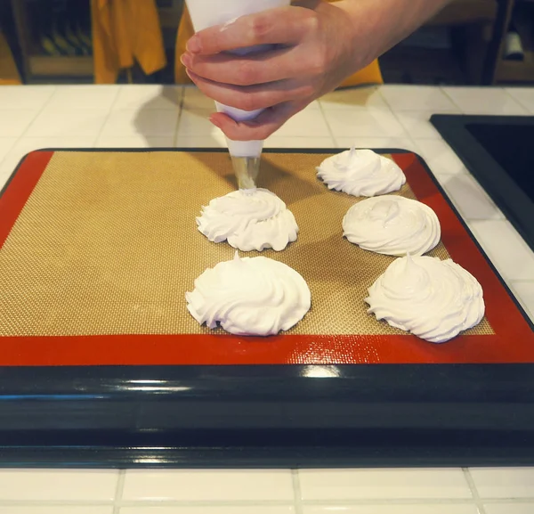 The process of cooking Pavlova cake - meringue cake