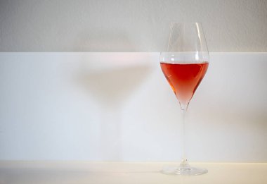 Kopya alanı beyaz zemin üzerine gül şarap bir bardak