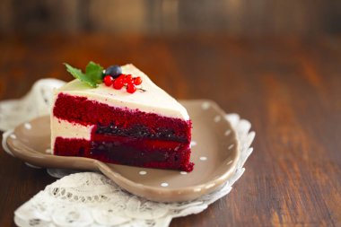 Red Velvet Cake krem peynir ve berrie dekore edilmiş
