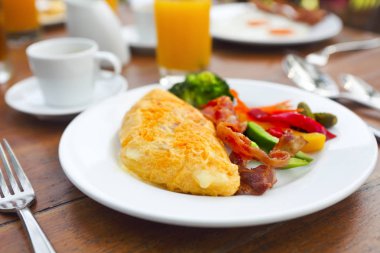 Biber, salatalık, bakon ve salata masada açık havada omlet
