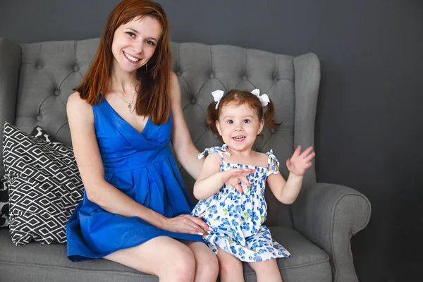 Junge Mutter Und Süßes Kleines Mädchen Sitzen Auf Dem Sofa — Stockfoto