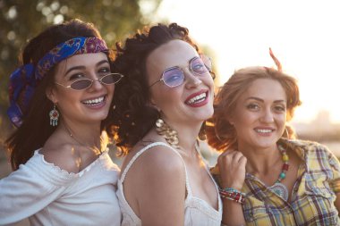 Mutlu ince ten rengi kadın sahilde günbatımı içinde dans ediyor. Seyahat ve mutluluk kavramı