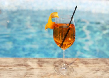 Cam, Aperol Spritz kokteyl tropikal tatil beldesinde FBİ havuzu üzerinde