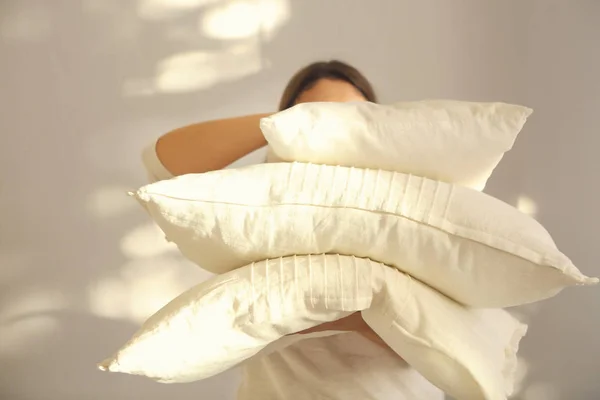 Mãos Mulher Segurando Moderno Bege Branco Pilha Roupa Cama Fundo — Fotografia de Stock