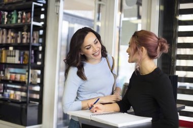 Profil görünümü sevimli bir kadın müşteri ve sağlık ve güzellik spa kayıttaki ağırlamaktadır. Güzellik kavramı