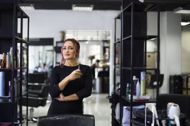 Güzel genç Kuaför Güzellik Salonu olarak portresi 