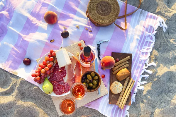 Picnic All Aperto Con Vino Rosato Frutta Carne Formaggio Tramonto — Foto Stock