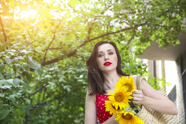Piękna Młoda Kobieta Sukni Czerwonej Kropki Gospodarstwa Kosz Słoneczniki Bliska — Zdjęcie stockowe