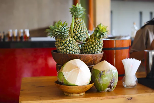 노출된 코코넛 파인애플 클로즈업 — 스톡 사진