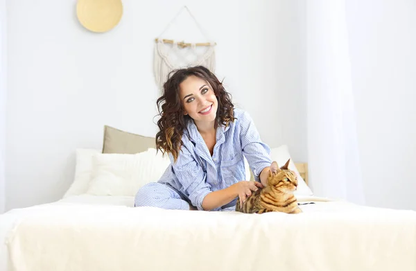 Portrait Jolie Femme Souriante Pyjama Avec Chat Bengale Reposant Sur — Photo