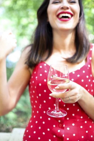 Primer Plano Retrato Mujer Morena Con Lunares Vestido Vino Restaurante — Foto de Stock