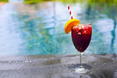 Havuzun yanında klasik meyve sangria (punch) yenileme