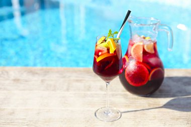 Havuzun yanında klasik meyve sangria (punch) yenileme