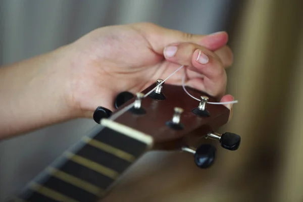 Afinar Corda Ukulele Mãos Humanas Close Processo Mudança Cadeia Ukulele — Fotografia de Stock