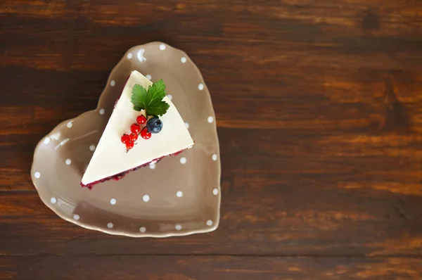 チーズ クリームとベリーで飾られた赤いビロードのケーキ — ストック写真