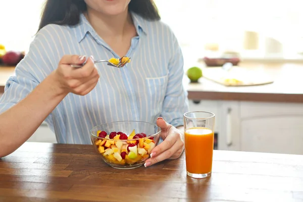 Young Housewife Eating Fresh Fruit Salad Kitchen Close — Stock Photo, Image