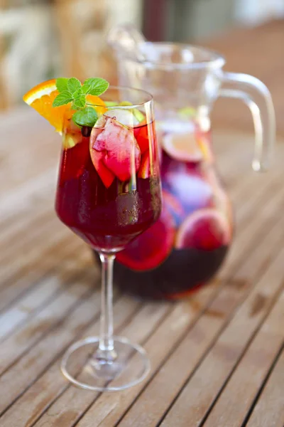 Glas Iced Sangria Met Aardbei Sinaasappel Appel Citroen Tafel Close — Stockfoto