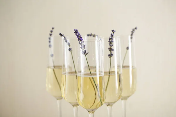 在模糊的背景上装饰有薰衣草的香槟酒杯 自由度 — 图库照片