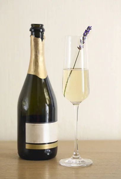 Glasse Champagne Inredda Med Lavendel Och Flaska Champagne Suddig Bakgrund — Stockfoto