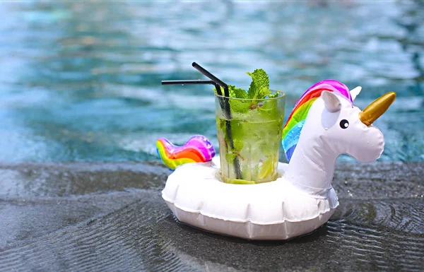 Cóctel Mojito Borde Una Piscina Resort Unicornio Inflable Concepto Vacaciones — Foto de Stock