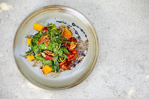 Délicieuse Salade Fruits Mer Avec Légumes Crevettes Sur Table Vue — Photo