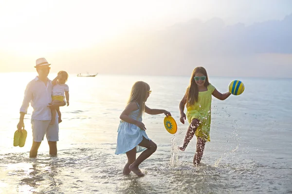Szczęśliwa Młoda Rodzina Bawić Się Plaży Biegać Skakać Zachodzie Słońca — Zdjęcie stockowe