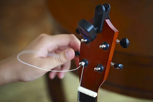 Tuning String Ukelele Human Hands Closeup Proceso Cambio Cadena Ukelele —  Fotos de Stock