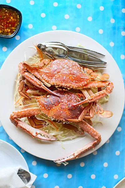 Zwei Frisch Gekochte Krabben Auf Dem Weißen Teller Serviert Mit — Stockfoto