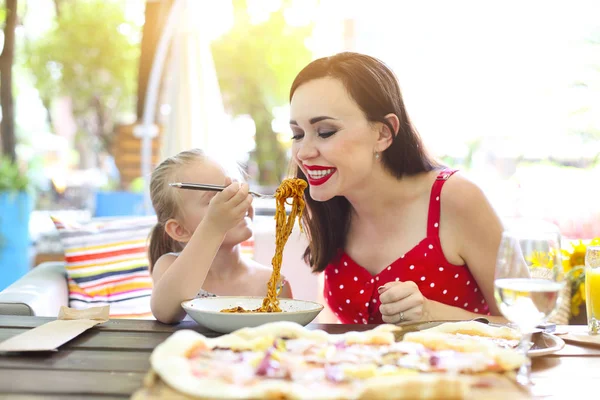 Boldog Anya Lánya Együtt Eszik Étterem Bolognai Spagetti — Stock Fotó