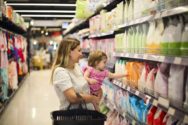 Mère Bébé Joyeux Passer Temps Dans Centre Commercial Faible Profondeur — Photo