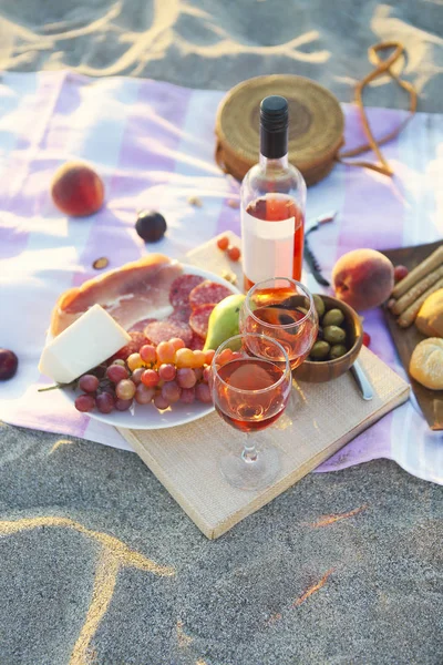 Piknik Świeżym Powietrzu Różowego Wina Owoce Mięsa Sera Zachód Słońca — Zdjęcie stockowe