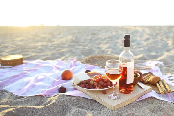 Piknik Świeżym Powietrzu Różowego Wina Owoce Mięsa Sera Zachód Słońca — Zdjęcie stockowe