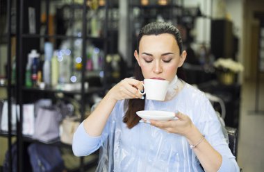 Bir fincan kahve Güzellik Salonu içinde içme güzel neşeli kadın müşteri. Güzellik sanayi Servisi 