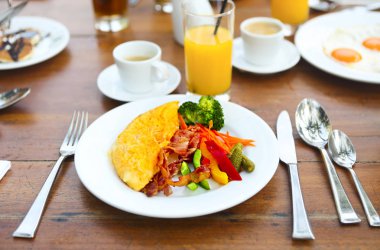 Biber, salatalık, bakon ve salata masada açık havada omlet