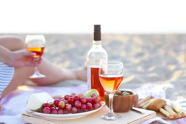 Piquenique Livre Com Frutas Vinho Rosa Carne Queijo Pôr Sol — Fotografia de Stock