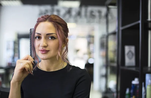 Porträt Der Schönen Jungen Friseurin Schönheitssalon — Stockfoto