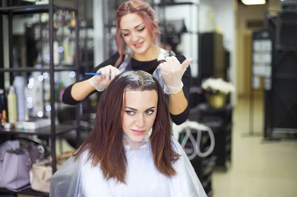 Profesjonalny Salon Fryzjerski Kobiece Kolor Jest Stosowany Kobiet Klienta Design — Zdjęcie stockowe