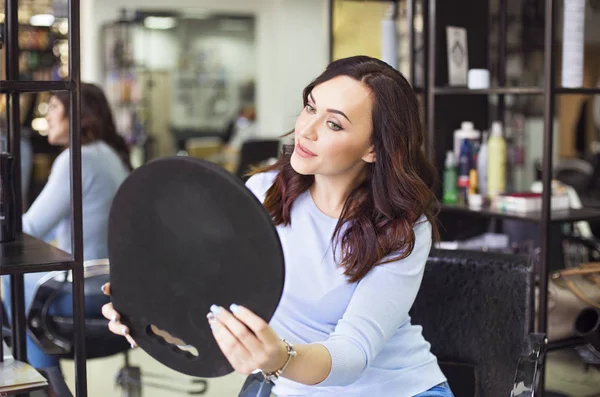 Joven Hermosa Mujer Pelo Largo Sonriendo Espejo Servicio Belleza Concepto — Foto de Stock