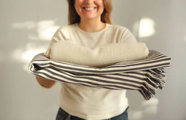 Vrouw Met Stapel Monochroom Witte Grijze Beddengoed Textiel Kleding Gezellig — Stockfoto
