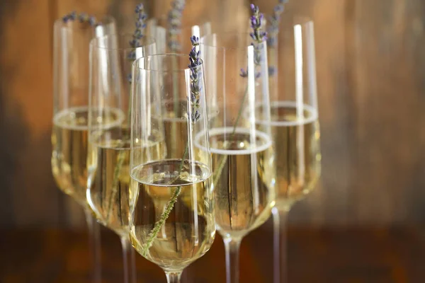 Bicchieri Champagne Decorato Con Lavanda Sfondo Legno Sfocato — Foto Stock