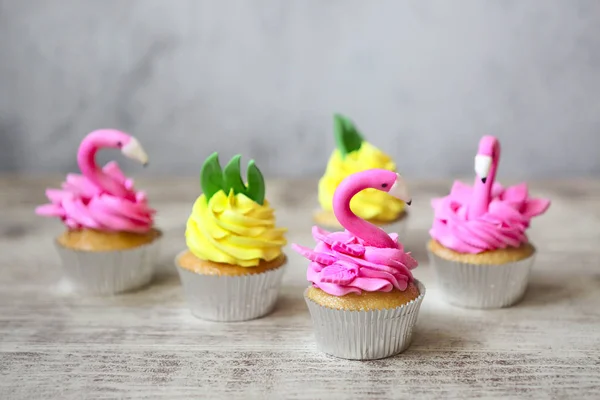 Rosa Flamingo Och Ananas Cupcakes För Födelsedagsfest Tropiska Part — Stockfoto