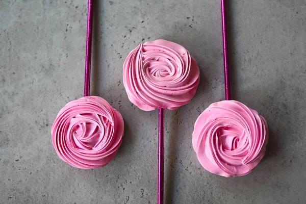 Meringhe Dolci Fresche Nella Forma Rose Dolci Compleanno — Foto Stock