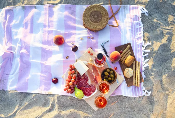 Picnic Aire Libre Con Frutas Vino Rosa Carne Queso Puesta —  Fotos de Stock