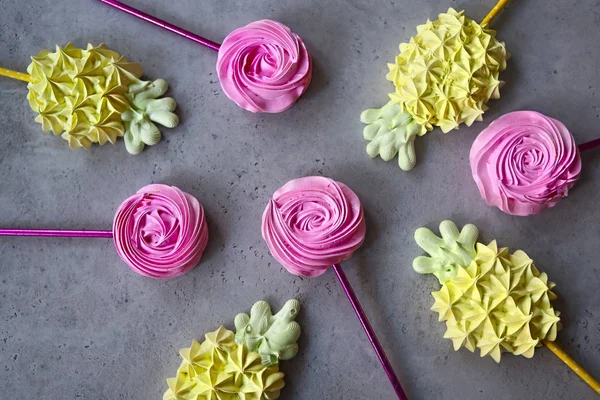 Ananas Gül Formundaki Serin Tatlı Meringues Tropikal Tatlılar — Stok fotoğraf